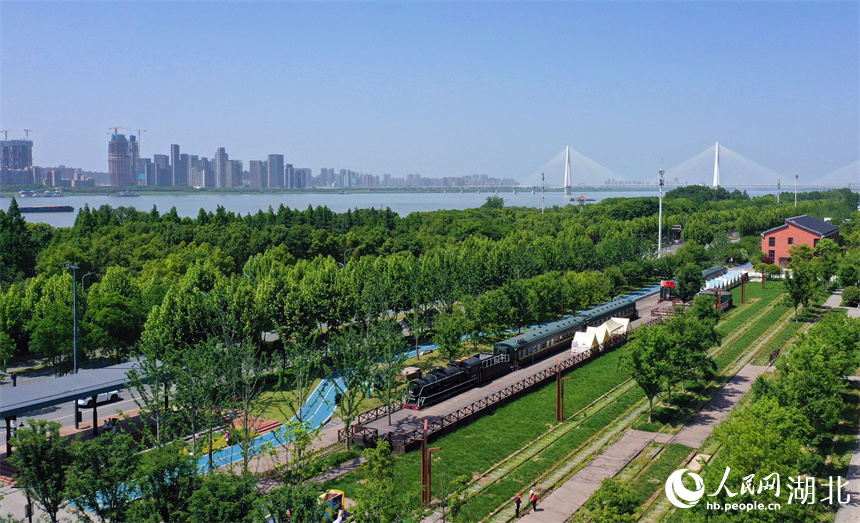 在四美塘文化公園，騎行長廊與各種型號的退休火車頭相映成趣。人民網(wǎng)記者 張雋攝