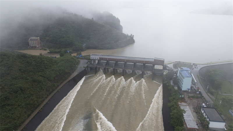 富水水庫開閘泄洪。湖北省富水水庫管理局供圖