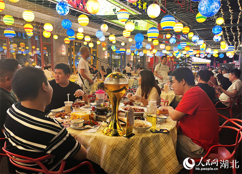 在潛江生態(tài)龍蝦城，食客們品嘗美味龍蝦。人民網(wǎng)記者 張雋攝