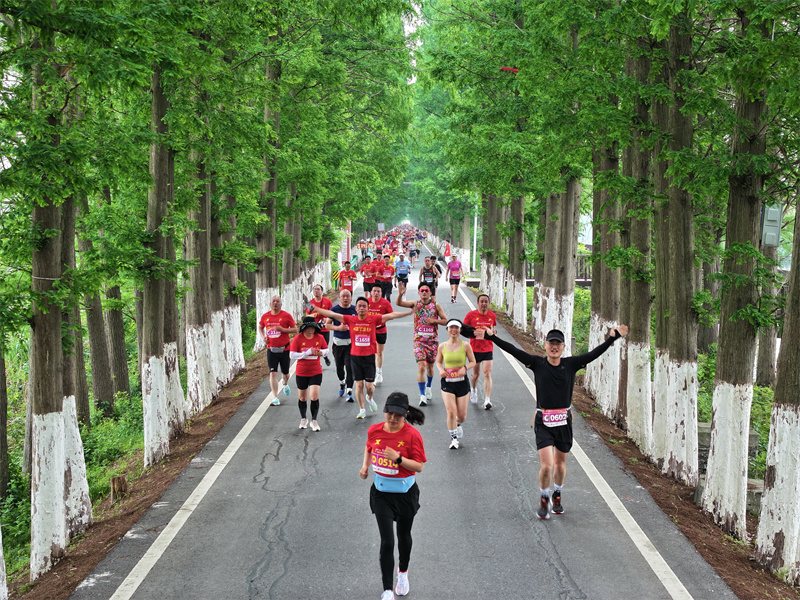 2024年潛江返灣湖馬拉松鳴槍開跑。潛江市委宣傳部供圖