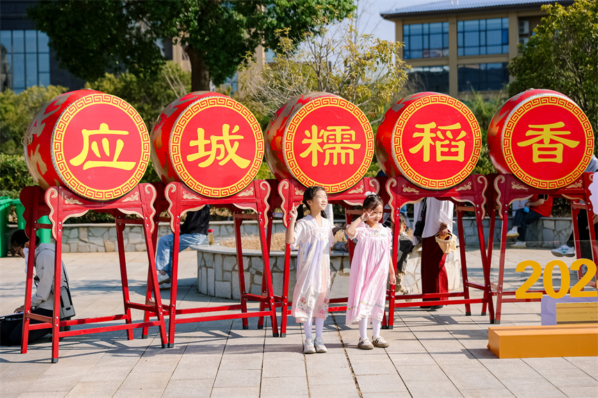 共慶豐收。湖北廣播電視臺壟上頻道供圖