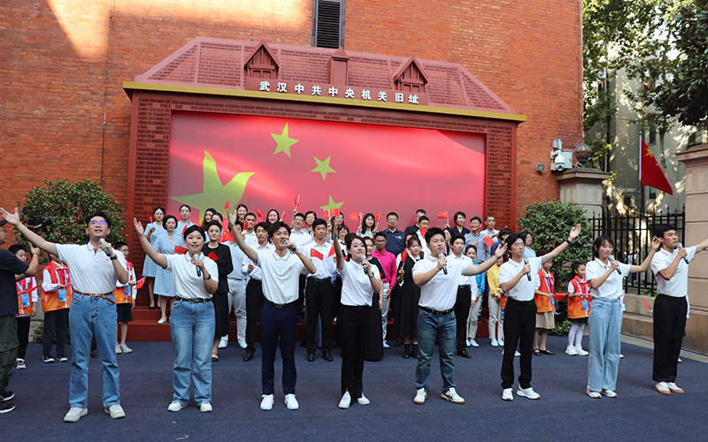 華中科技大學(xué)學(xué)子演繹原創(chuàng)獨(dú)幕音畫劇《蒙達(dá)尼之光》。武漢中共中央機(jī)關(guān)舊址紀(jì)念館供圖