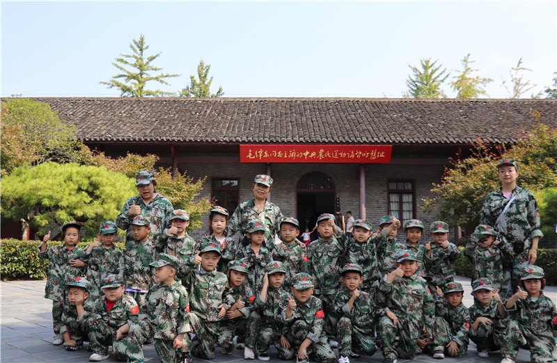 國慶前夕，武漢市華城廣場(chǎng)幼兒園師生在武昌紅巷農(nóng)講所開展紅色教育活動(dòng)。張勤攝