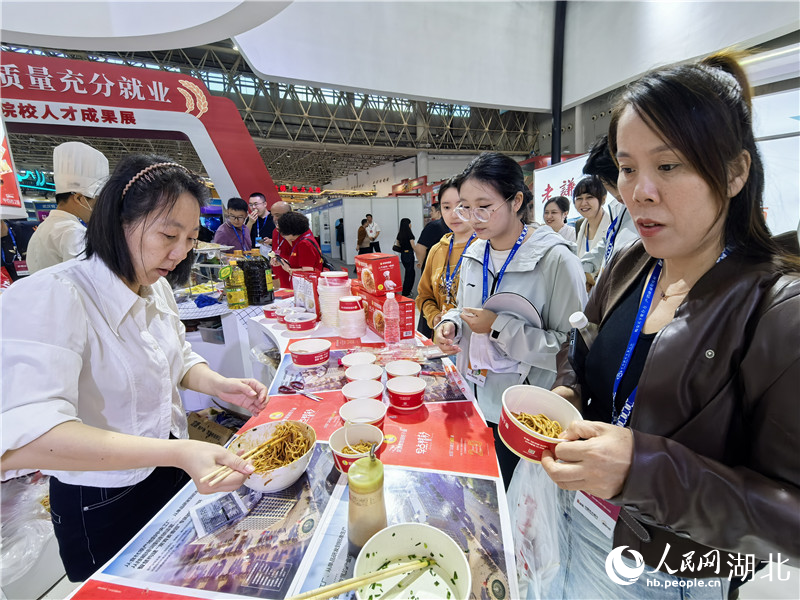 市民品鑒武漢熱干面。人民網(wǎng)記者 周雯攝