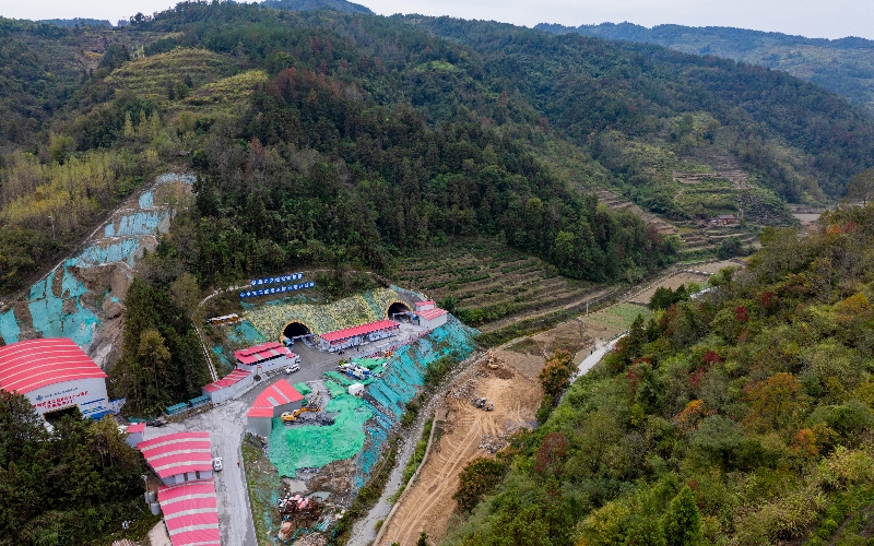 在建的十巫南高速興隆2隧道。吳迪攝