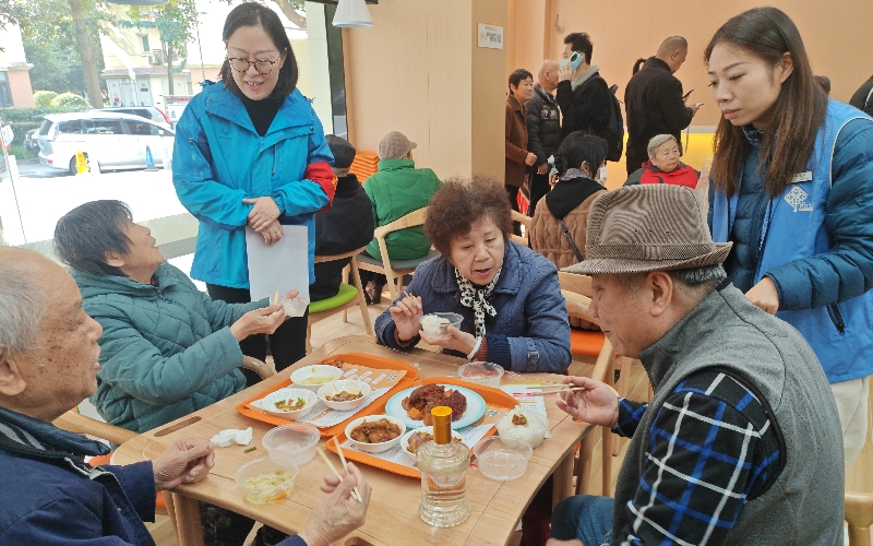 華錦社區(qū)工作人員在幸福食堂收集意見建議。受訪者供圖