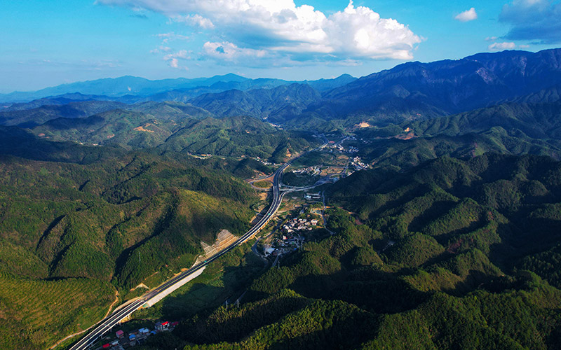 航拍通山至武寧高速公路湖北段。吳迪攝