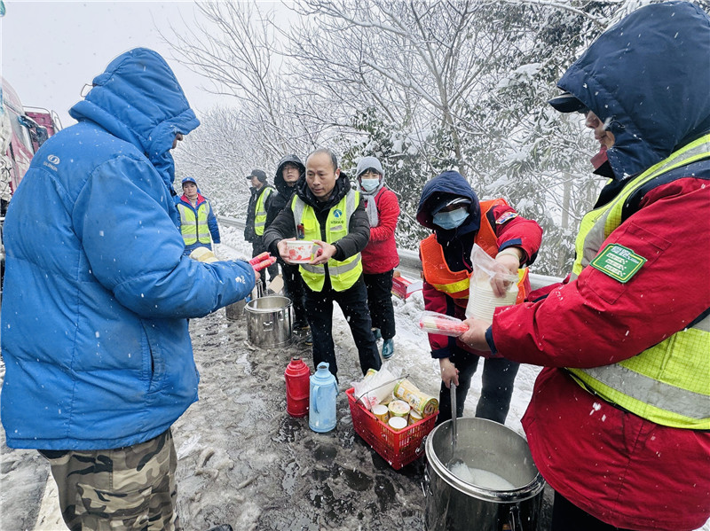 服務(wù)區(qū)上路為滯留旅客送食物