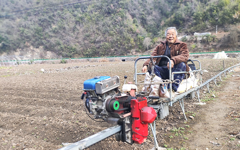 煙農(nóng)用軌道機(jī)運(yùn)輸物資。陳紹鋒攝